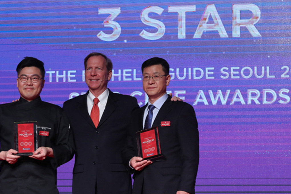 Michael Ellis, international director of the Michelin Guide, poses with Gaon executive chef Kim Byeong-jin, left, and La Yeon executive chef Kim Sung-il, during a press conference at The Shilla Seoul, Monday. The Michelin Guide unveiled its first Seoul edition on Tuesday and named the two eateries as the guidebook's three-starred restaurants. Photo: Yonhap