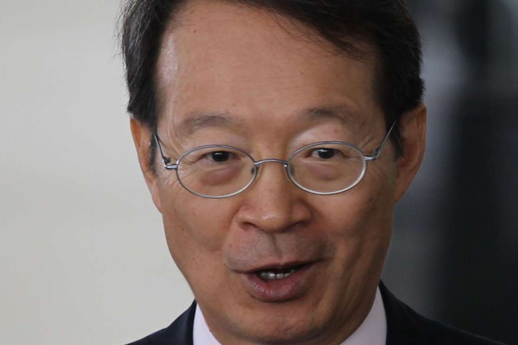 University of Hong Kong (HKU) Council member Linus Cheung Wing-lam announces that vice-chancellor Tsui Lap-chee, with unanimous support from the council, has agreed to continue in his post for up to 18 months after his contract expires on August 31 next year to facilitate in the search for the new vice-chancellor to take over from Tsui. 07NOV11