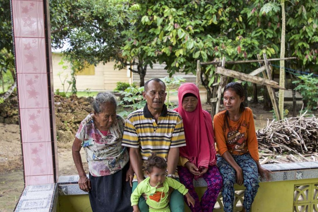 The family of victim Seneng Mujiasih: (from left) grandmother Karso Utomo, father Mujiharjo, mother Juminem, sister-in-law Fasria, and (in front) niece Revi Liansifa. Photo: Aleksander Solum
