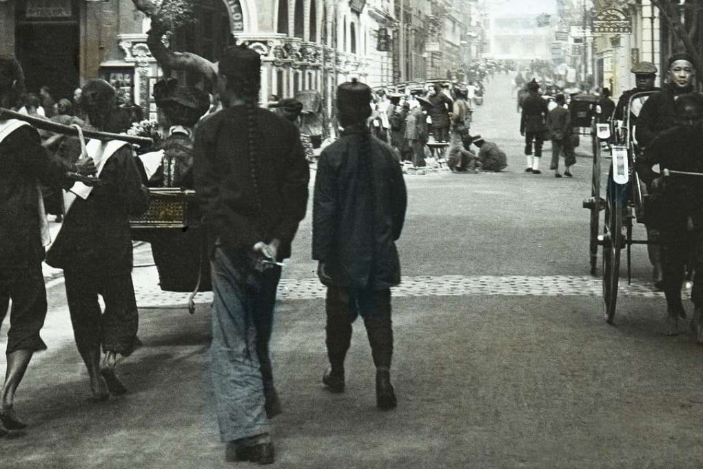 A photo of Queen's Road and D'Aguilar Street taken by Dezsõ Bozóky.