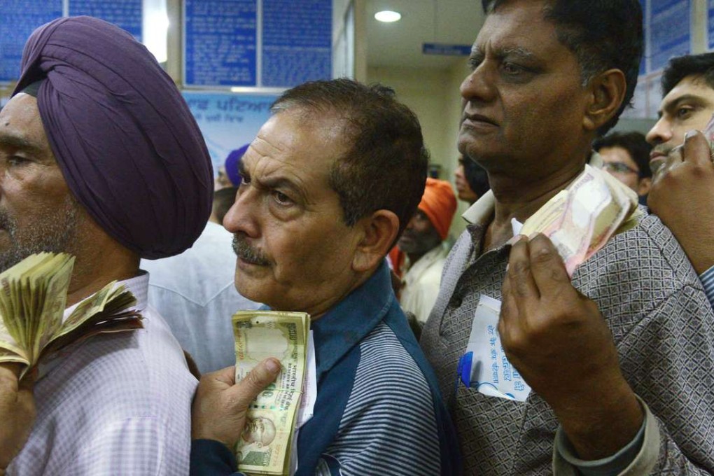 Indian bank customers queue up to exchange the newly worthless banknotes. Photo: AFP