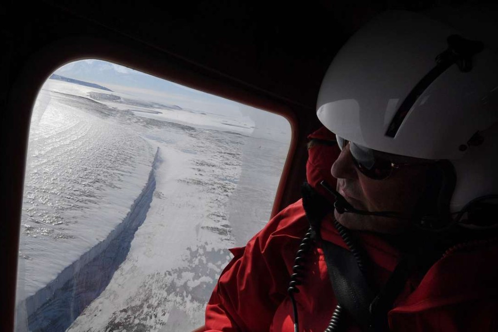 US Secretary of State John Kerry flies over the Cape Roberts area near McMurdo Station, Antarctica on November 11, 2016. Photo: AFP