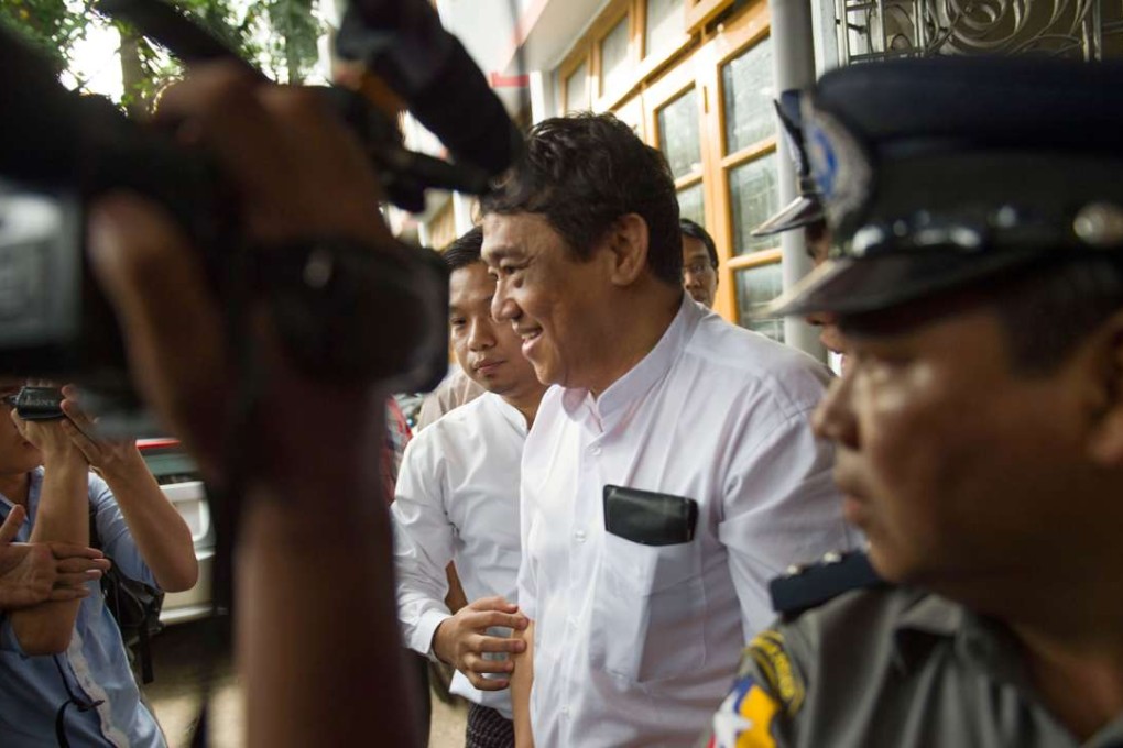 Than Htut Aung (C), CEO of the Eleven Media Group, is escorted by police while leaving the court in Yangon on November 11, 2016. Than Htut Aung, the head of the major Myanmar media group, was detained on November 11 after a minister sued him for writing an allegedly defamatory column about the politician and his ties to businessmen. / AFP PHOTO / ROMEO GACAD