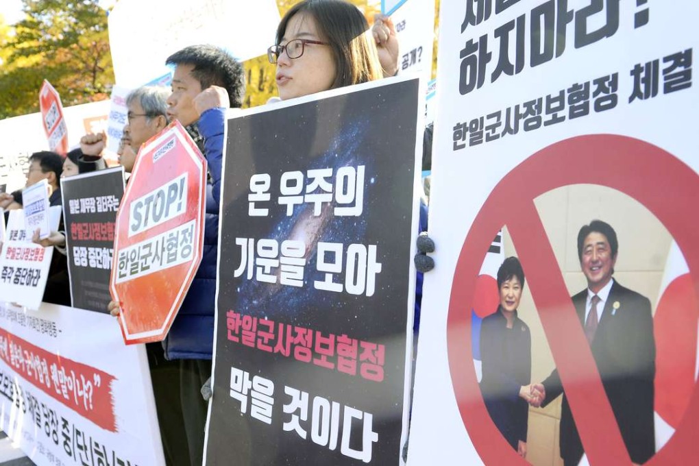 People stage a rally in Seoul against Japan-South Korea talks over the General Security of Military Information Agreement. Photo: Kyodo