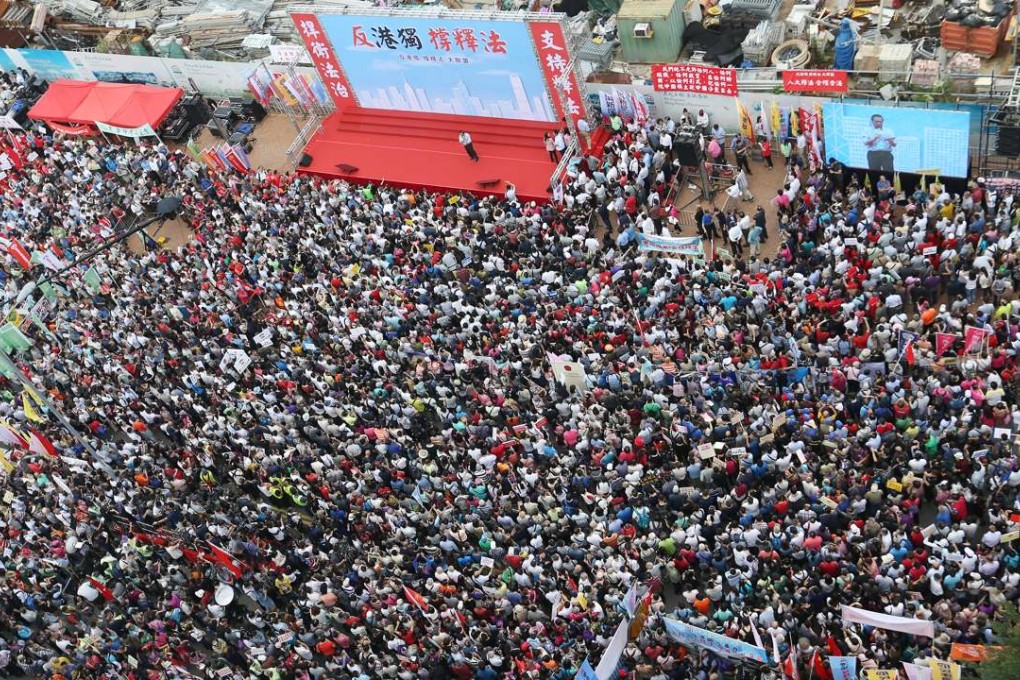 Anti-independence groups gather outside the Legco Building to support the Beijing's interpretation to Basic Law and express anger to the Young spiration's Yau Wai-ching and Leung Chung-hang. Photo: Dickson Lee