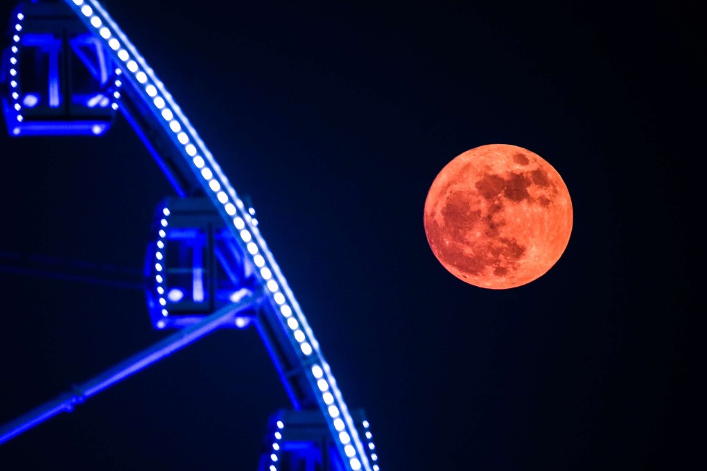 The first supermoon since 1948 rises over Hong Kong's sky. Photo:David Wong