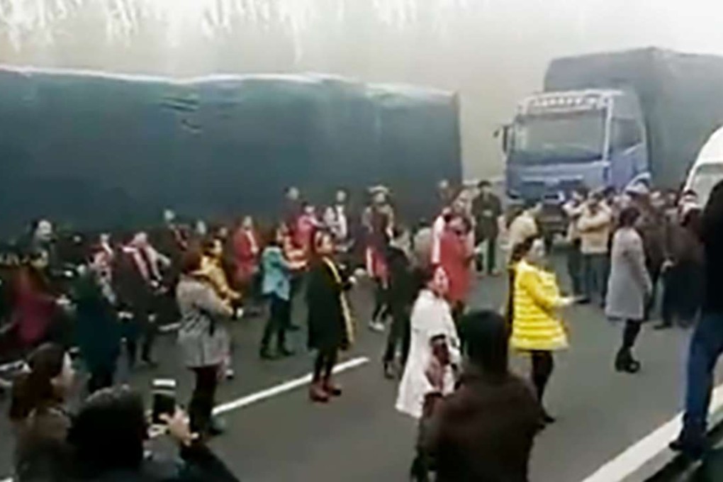 The women dancing in the road. Photo: Guancha.cn