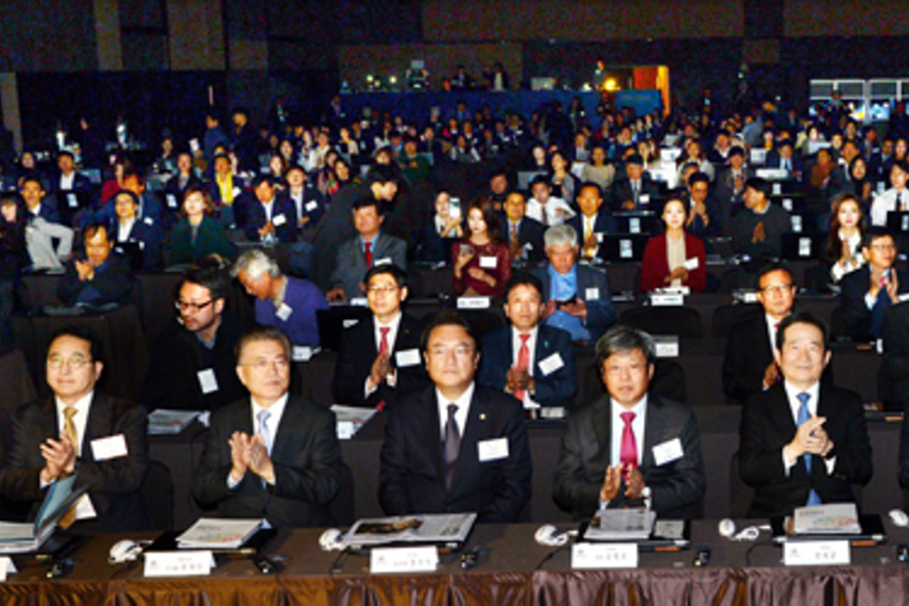 Attendees congratulate the opening of the China Forum 2016 titled "The Present and Future of the Korean Wave" at the Shilla Hotel, Seoul, Wednesday. From left in the front row are Rep. Shim Jae-cheol of the ruling Saenuri Party; Moon Jae-in, a former head of the opposition Democratic Party of Korea (DPK); Saenuri Party floor leader Chung Jin-suk; Korea Times and Hankook Ilbo Chairman Seung Myung-ho; National Assembly Speaker Chung Sye-kyun; Hankook Ilbo CEO Lee Jun-hee; Rep. Yoo Sung-yup of the DPK; and Minister of Culture, Sports and Tourism Cho Yoon-sun. Photo: Korea Times/Hong In-ki