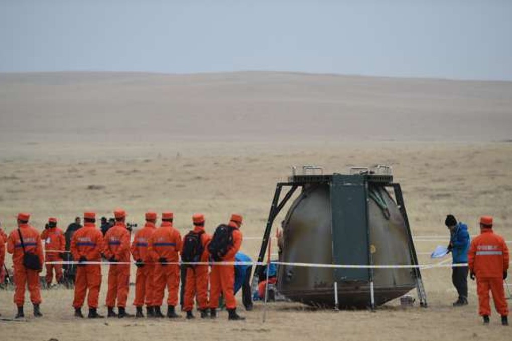 (161118) -- BEIJING, Nov. 18, 2016 (Xinhua) -- Photo taken on Nov. 18, 2016 shows the reentry module of Shenzhou-11 spacecraft in north China's Inner Mongolia Autonomous Region. Two astronauts who completed China's longest-ever manned space mission returned to Earth safely Friday afternoon, according to the Beijing Aerospace Control Center. (Xinhua/Deng Hua) (mcg)