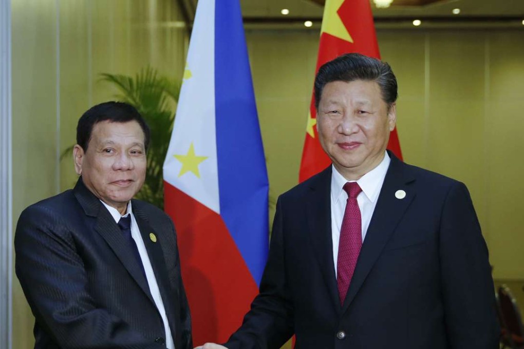 President Xi Jinping (right) meets his Philippine counterpart Rodrigo Duterte in Lima, Peru. Photo: Xinhua