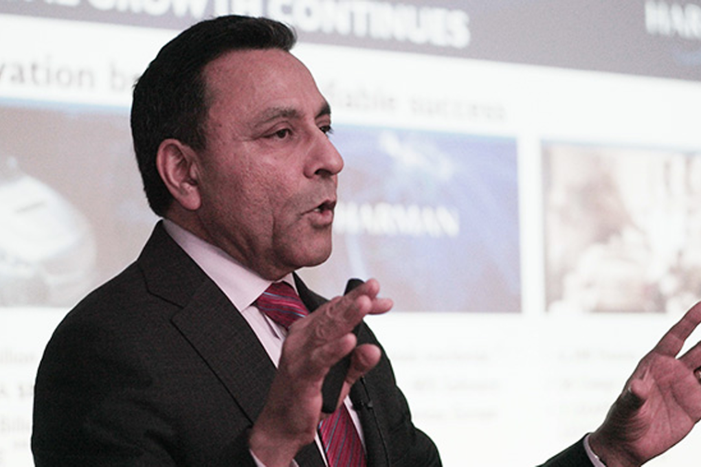 Harman CEO Dinesh Paliwal unveils a plan for synergy with Samsung Electronics, at Samsung headquarters in southern Seoul, Monday. The Seoul-based firm acquired the US-based auto-systems manufacturer for US$8 billion last week. Photo: Samsung Electronics