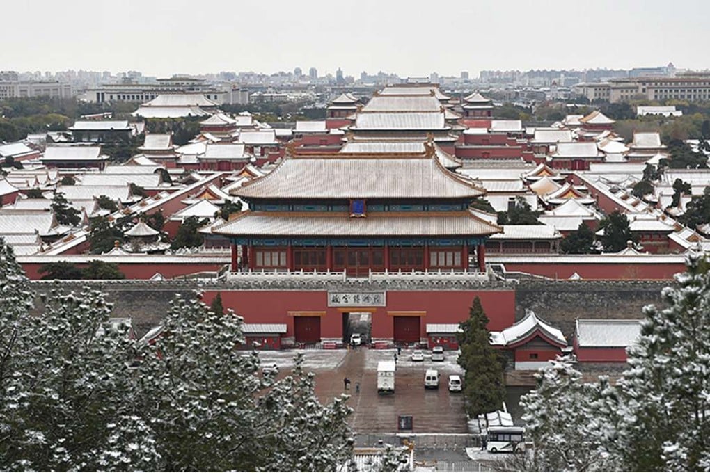 The snow started to fall over Beijing on Sunday night after a day of drizzle. Photo: SCMP Pictures
