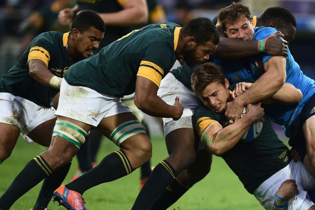 Italy's Tommaso Benvenuti fights for the ball with South Africa's Patrick Lambie as the Springboks go down 20-18. Photo: AFP