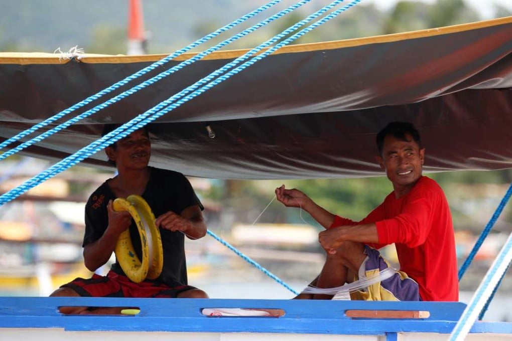 Fishermen prepare to fish at disputed Scarborough Shoal. Photo: Reuters