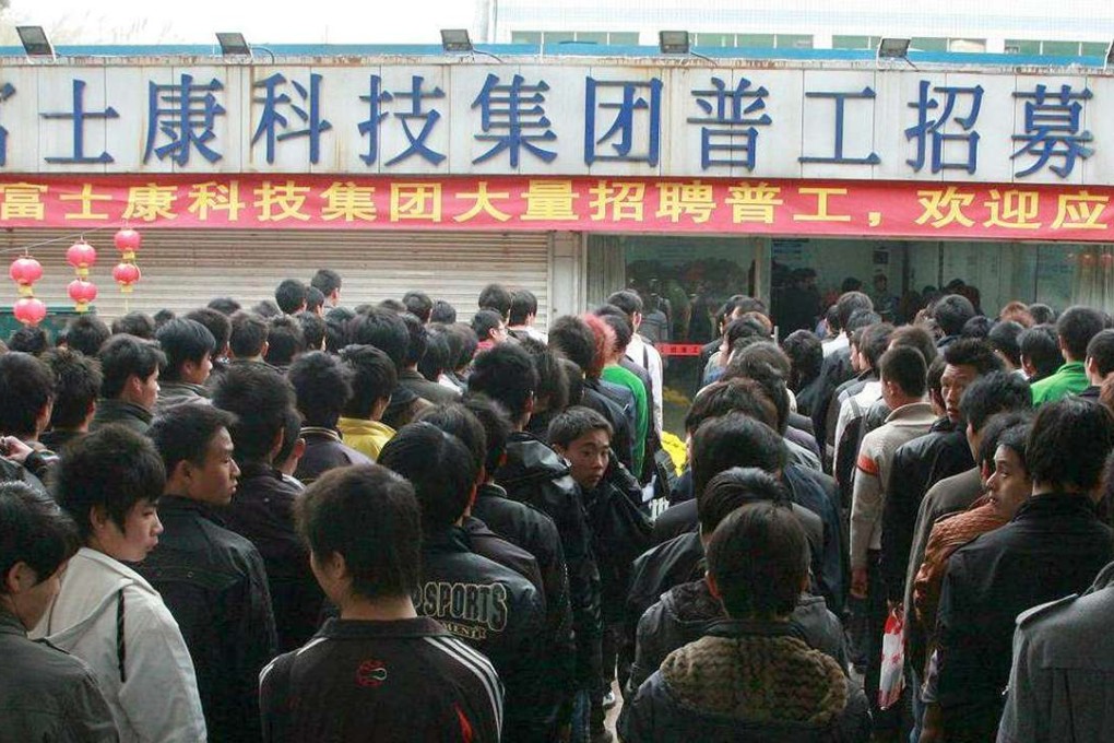 Chinese workers queue up for jobs at Foxconn's recruiting centre in Shenzhen. Photo: AFP