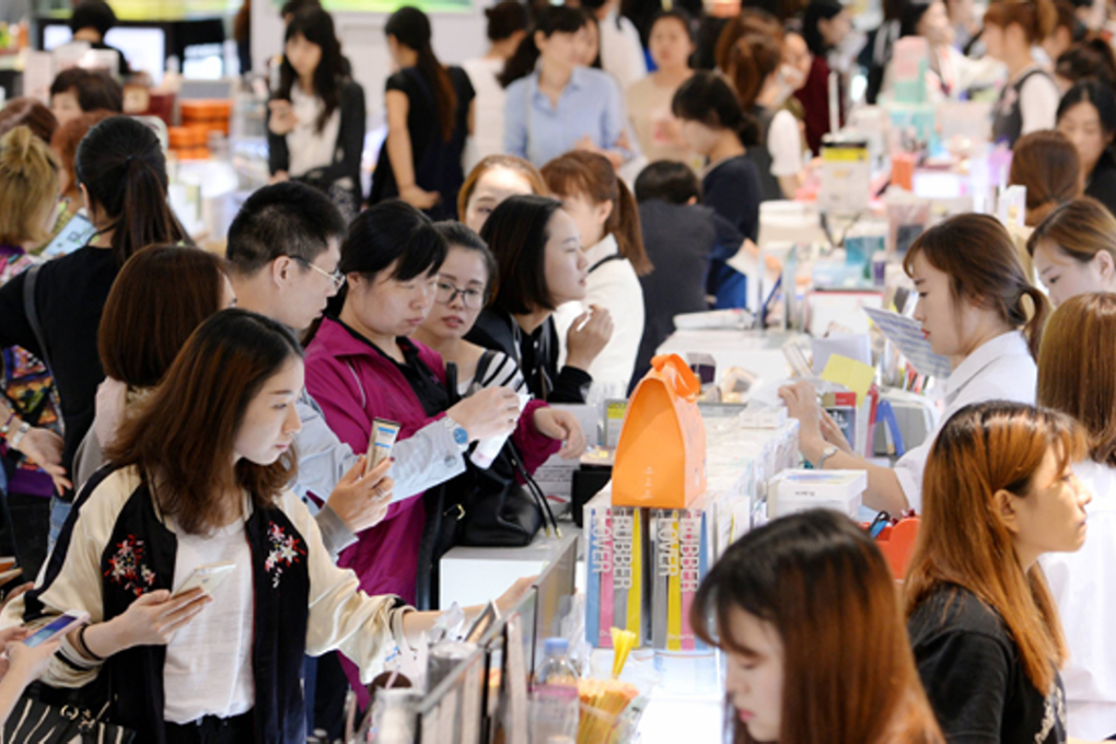 Chinese tourists buy cosmetic products at Lotte Duty Free Shop in Jung-gu, central Seoul. Photo: Korea Times