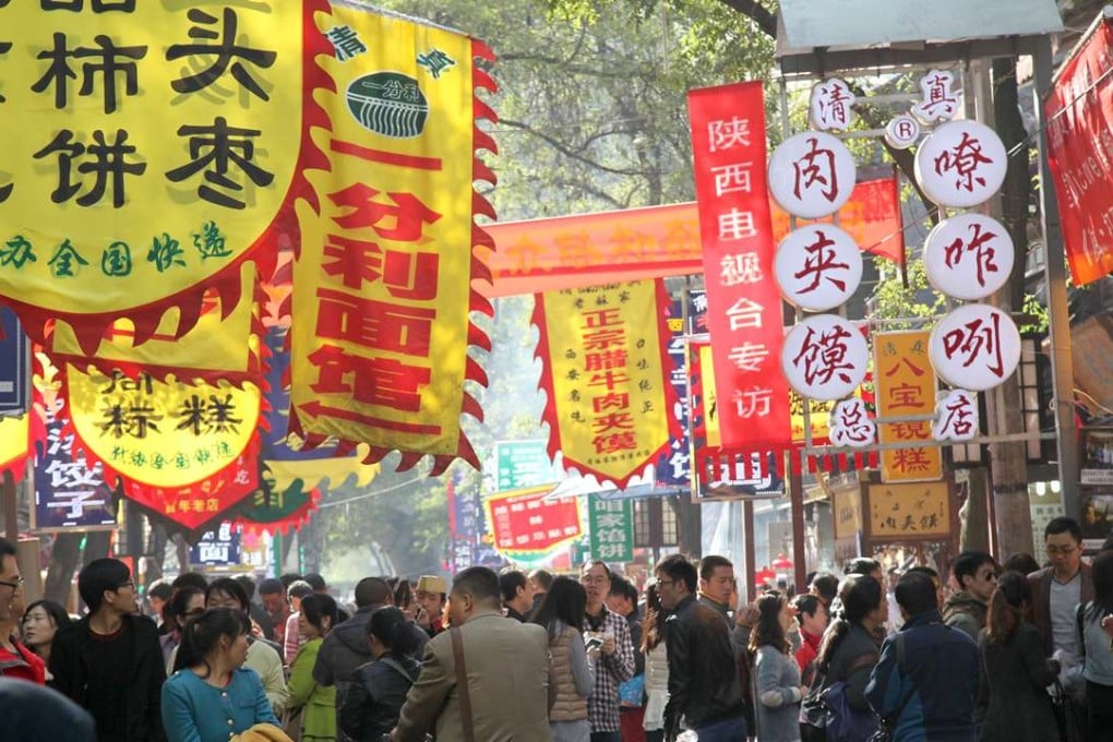 During lunch, thousands of students and city workers rush out to eateries, and Xian's Muslim Quarter food street bustles. Photos: ImagineChina