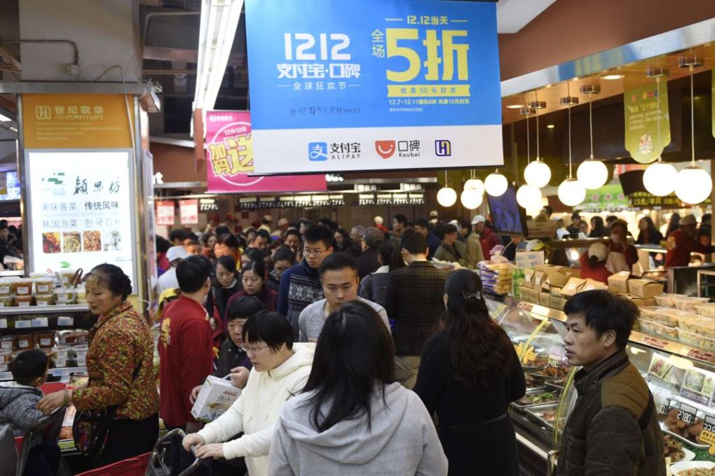 A Hngzhou supermarket is crammed with customers. Photo: Xinhua