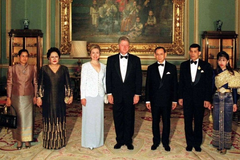 US president Bill Clinton and his wife Hillary pose for a photo with King Bhumibol and other members of the Thai royal family at the Grand Palace in Bangkok, on a visit to Thailand in 1996. Photo: AFP