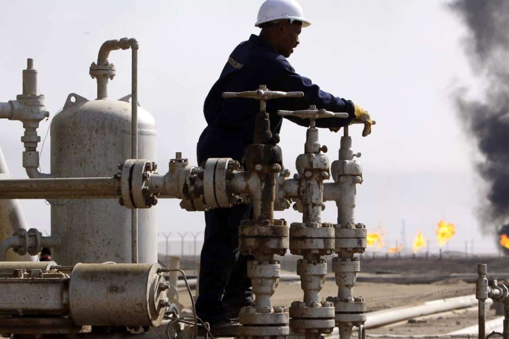 An Iraqi worker operates valves at the Rumaila oil refinery, near the city of Basra, 550 kilometers (340 miles) southeast of Baghdad, Iraq. Photo: AP