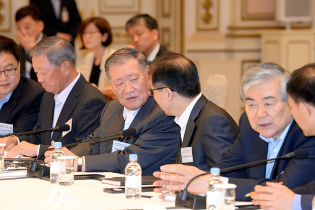 Executive officials representing Korean companies that support Creative Economy and Innovation Centers have conversations while waiting for President Park Geun-hye at Cheong Wa Dae in July 2015. Photo: Korea Times