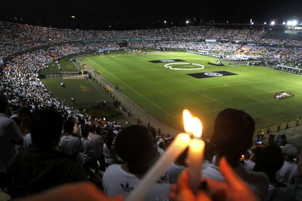 Fans of Atletico Nacional light candles as they pay tribute to the players of Brazilian club Chapecoense killed in the recent airplane crash, in Medellin, Colombia. Photo: Reuters