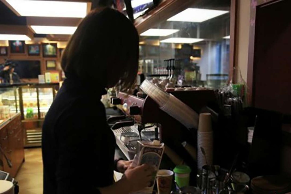 A member of staff at the café. Photo: Sina.com.cn