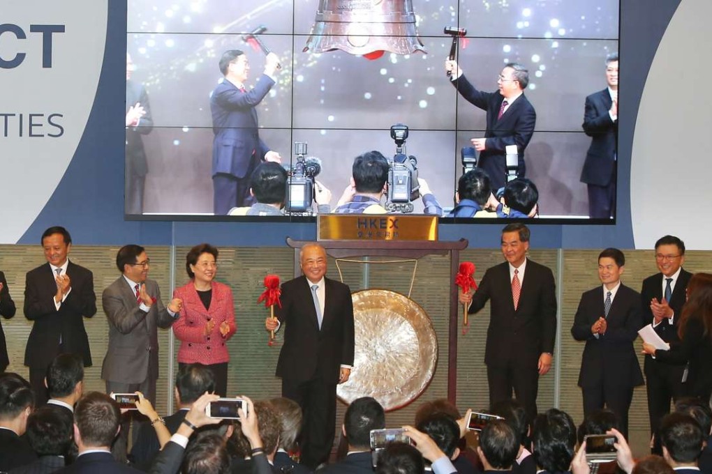 Hong Kong Exchanges & Clearing (HKEX) chairman Chow Chung-kong and Hong Kong Chief Executive Leung Chun-ying officiate at the launch of the Shenzhen-Hong Kong Stock Connect, at Exchange Square in Central. Photo: K. Y. Cheng