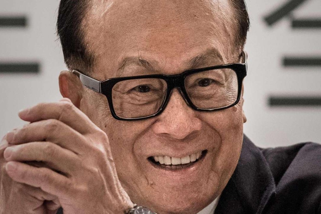 (FILES) Filie photo dated February 26, 2015 shows Hong Kong tycoon Li Ka-shing wishing members of the media a happy lunar new year as he arrives for a press conference in Hong Kong. Li Ka-shing’s Cheung Kong Infrastructure on December 5, 2016 offered 5.4 billion USD for Australia's Duet Group just months after his bid for the country's largest electricity network was blocked on security grounds. / AFP PHOTO / PHILIPPE LOPEZ