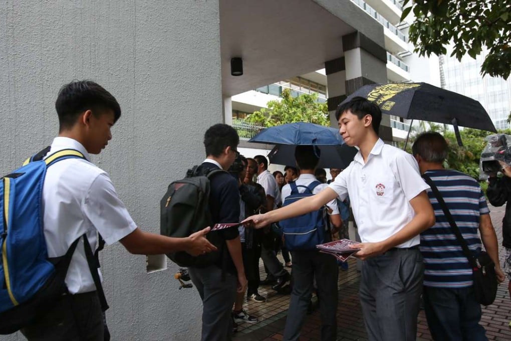 A Ying Wa College student hands out leaflets on independence at the school in Sham Shui Po on September 1. Photo: Edward Wong