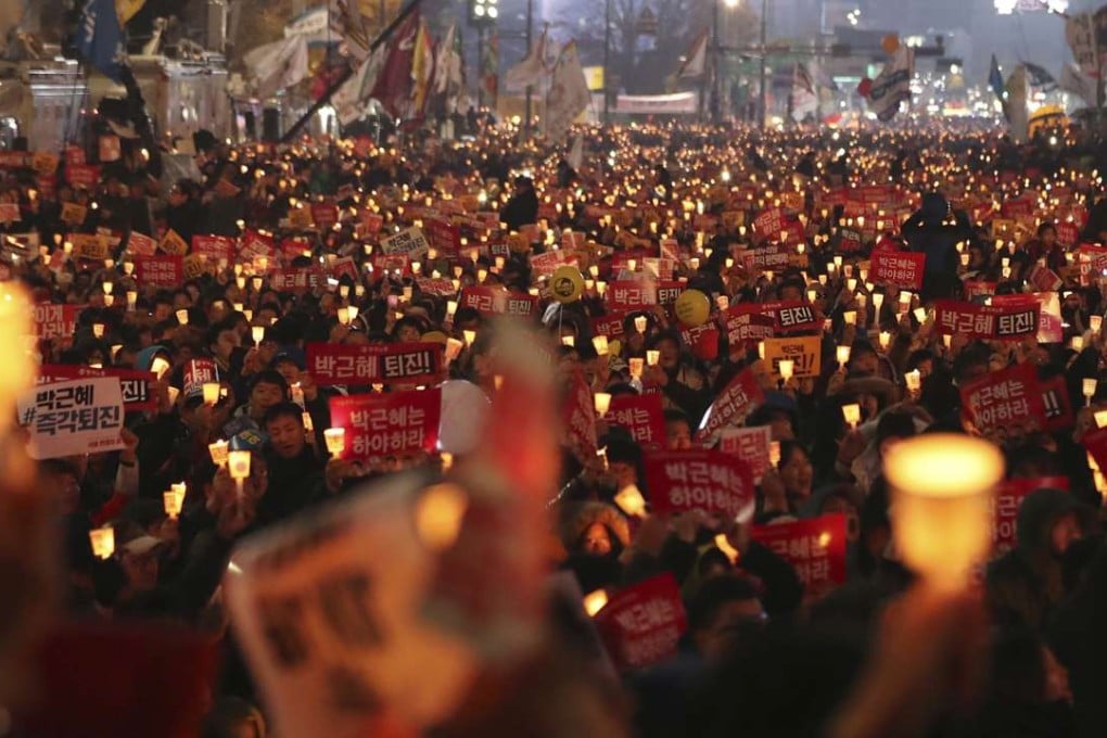 South Korean protesters hold up candles during a rally calling for South Korean President Park Geun-hye to step down in Seoul. Photo: AP