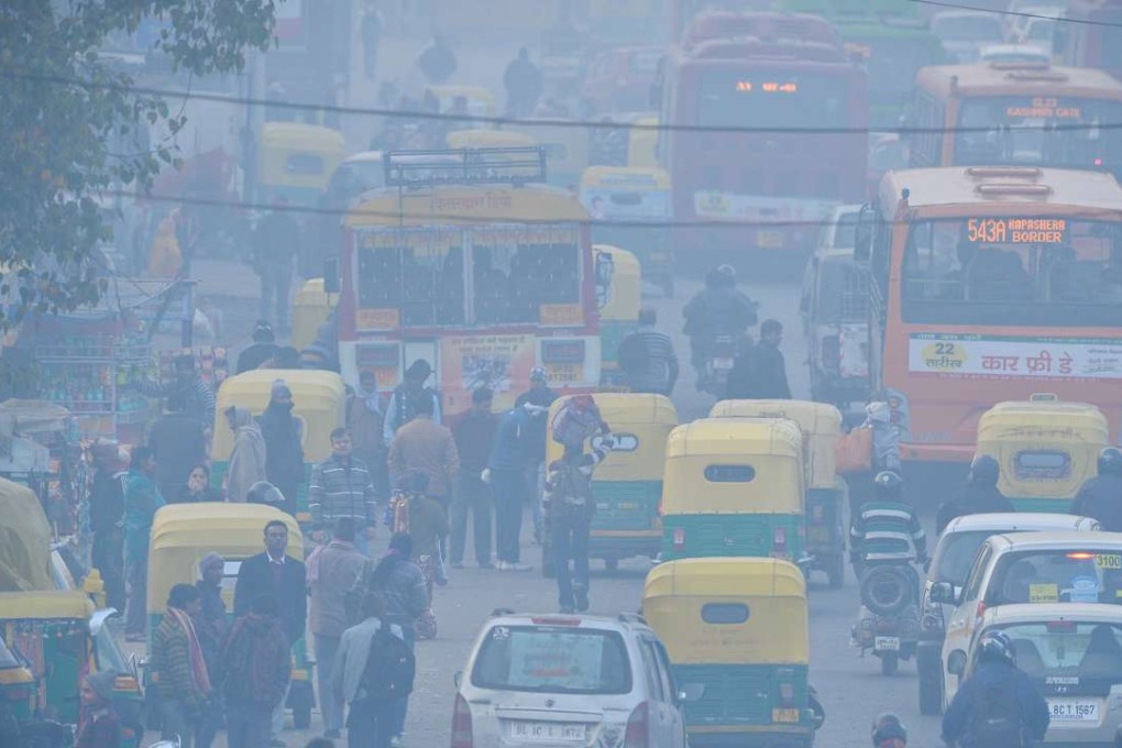 Indian commuters on a polluted road in the Anand Vihar district of New Delhi. Photo: AFP