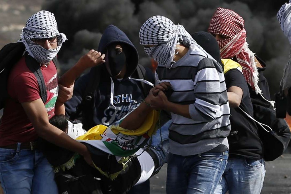 A wounded Palestinian protestor is evacuated during clashes between Palestinian demonstrators and Israeli security forces on the outskirts of Ramallah in the Israeli-occupied West Bank, on November 11, 2015. Photo: AFP