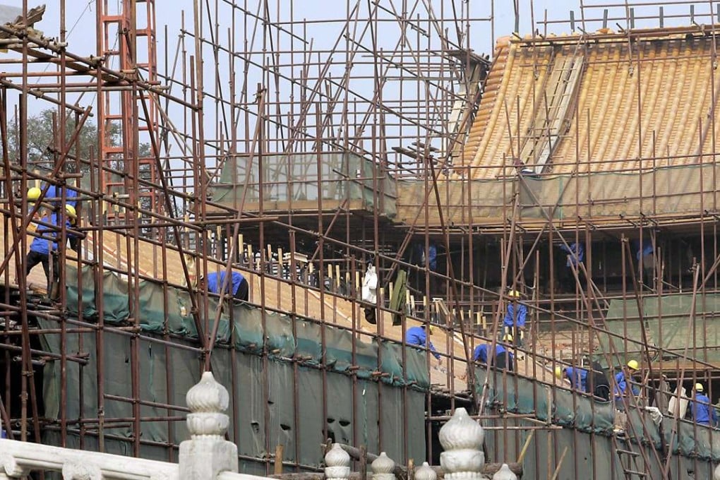 Workers renovate palaces in the 600-year-old Forbidden City, once home to Chinese emperors, and also called the Palace Museum. The museum curator suspended renovation work for about a year to improve the methodology. Photo: AFP