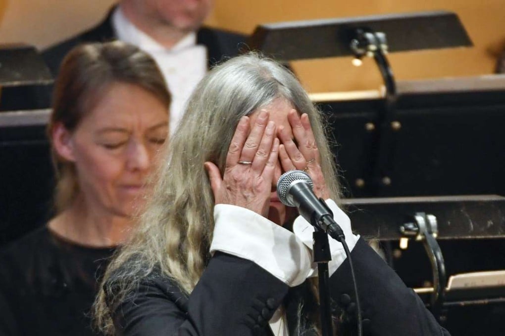 US singer Patti Smith covers her face when performing 'A Hard Rain's A-Gonna Fall' by absent 2016 Nobel literature laureate Bob Dylan during the 2016 Nobel prize award ceremony. Photo: AP