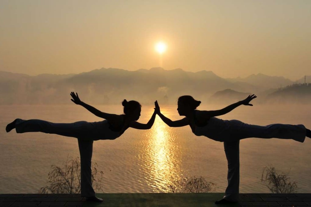 Yoga players practice at the Qu Yuan Memorial Hall near the Three Gorges Dam in Zigui County, central China's Hubei Province, Photo: Xinhua
