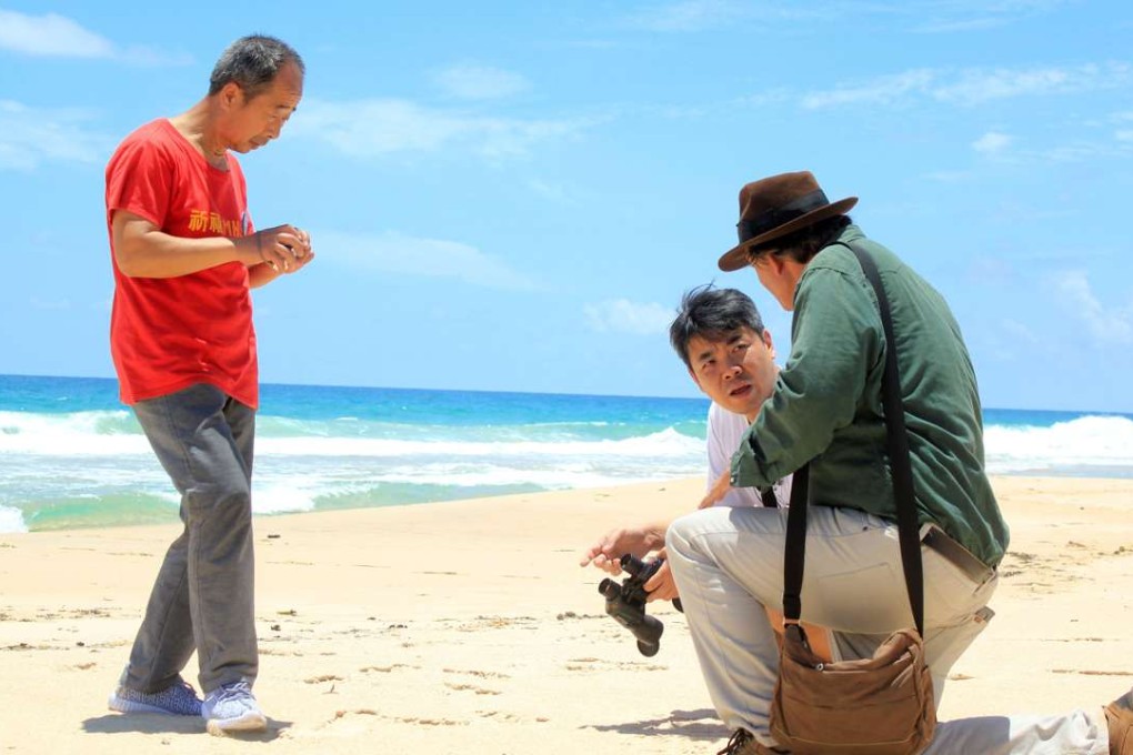 Blaine Gibson, an American lawyer turned self-funded sleuth (right) and relatives of Chinese passengers of Malaysia Airlines Flight MH370, look for debris from the lost plane on Sainte Marie island in Madagascar. Photo: Reuters