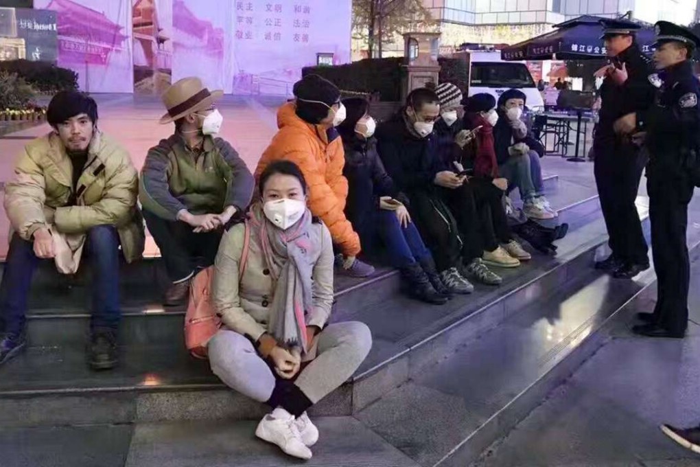 The sit-in protest over problems of smog in Chengdu lasted for 10 minutes before the demonstrators were taken away by police on Sunday night. Photo: Twitter@paleylin