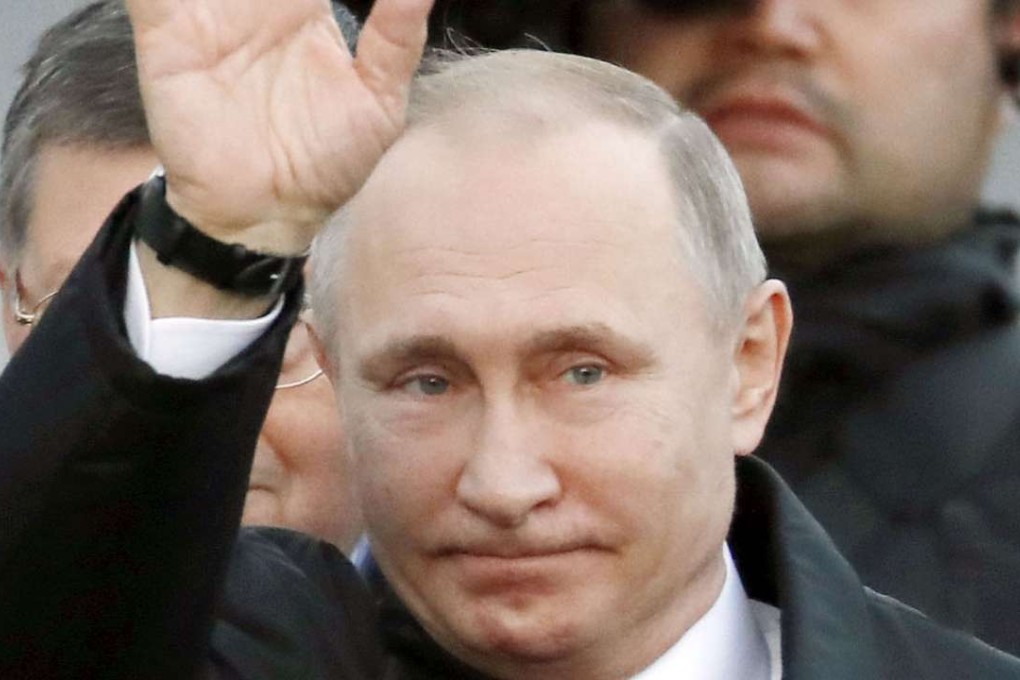 Russian President Vladimir Putin waves after arriving Yamaguchi Ube airport in western Japan. Photo: Kyodo