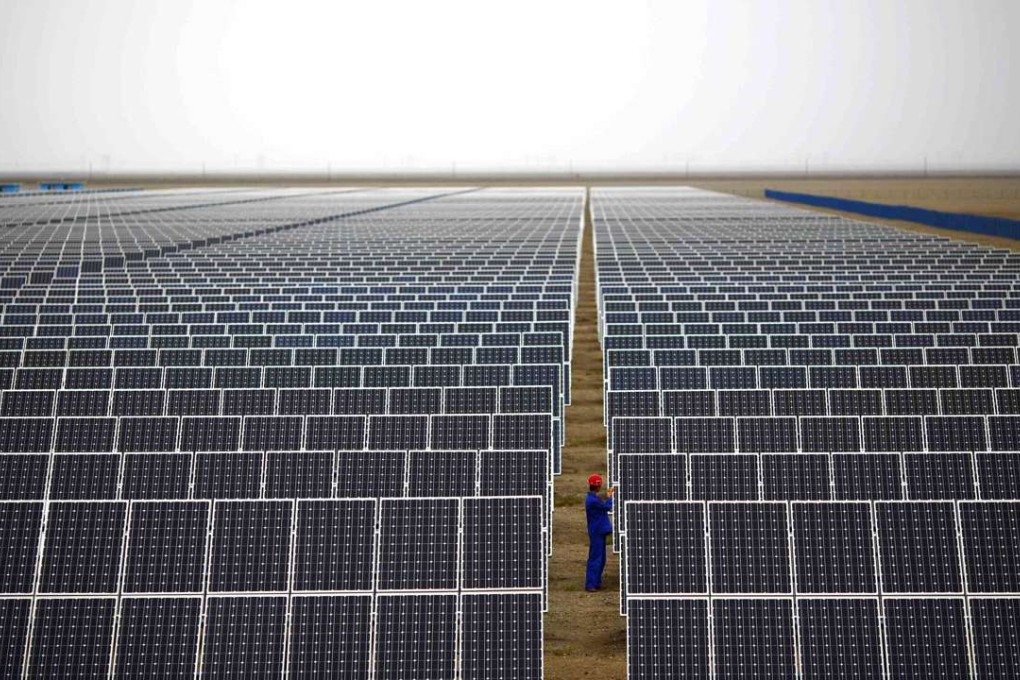 A worker inspects solar panels at a solar farm in Dunhuang, 950 km northwest of Lanzhou, Gansu province on September 16, 2013. Photo: Reuters