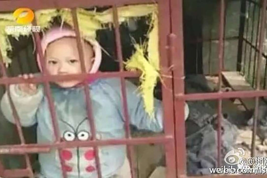 The three-year-old toddler was reportedly locked inside the dog cage by his mother on a street in Liuyang because he was being too noisy while she played mahjong. Photo: Hunan Economic TV