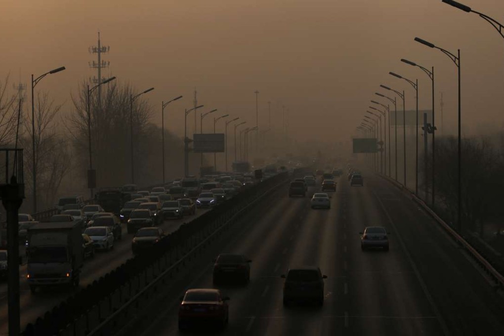 Drivers brave heavy smog on Beijing’s Fifth Ring Road during Monday’s morning rush hour. Photo: Reuters