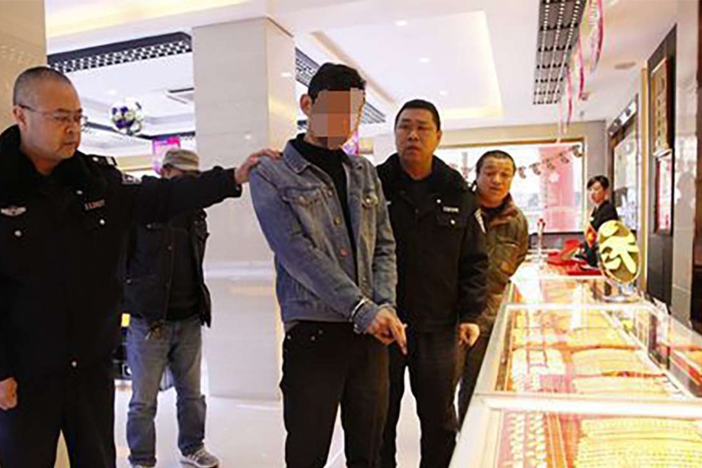 The suspect at the jewellery store in Shandong province. Photo: Thepaper.cn