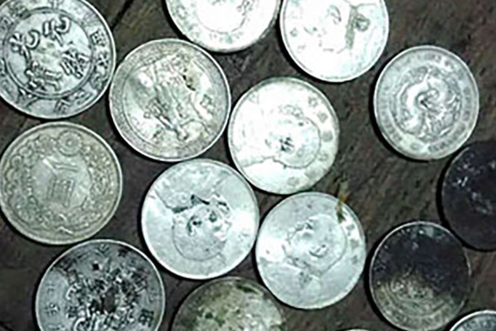 Some of the coins found in the house. Photo: Jxnews.com.cn