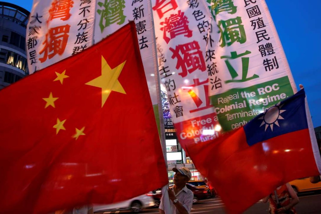 Members of a pro-independence group march with flags of Taiwan around pro-China demonstrators holding a rally calling for peaceful reunification, in Taipei on May 14. Photo: Reuters