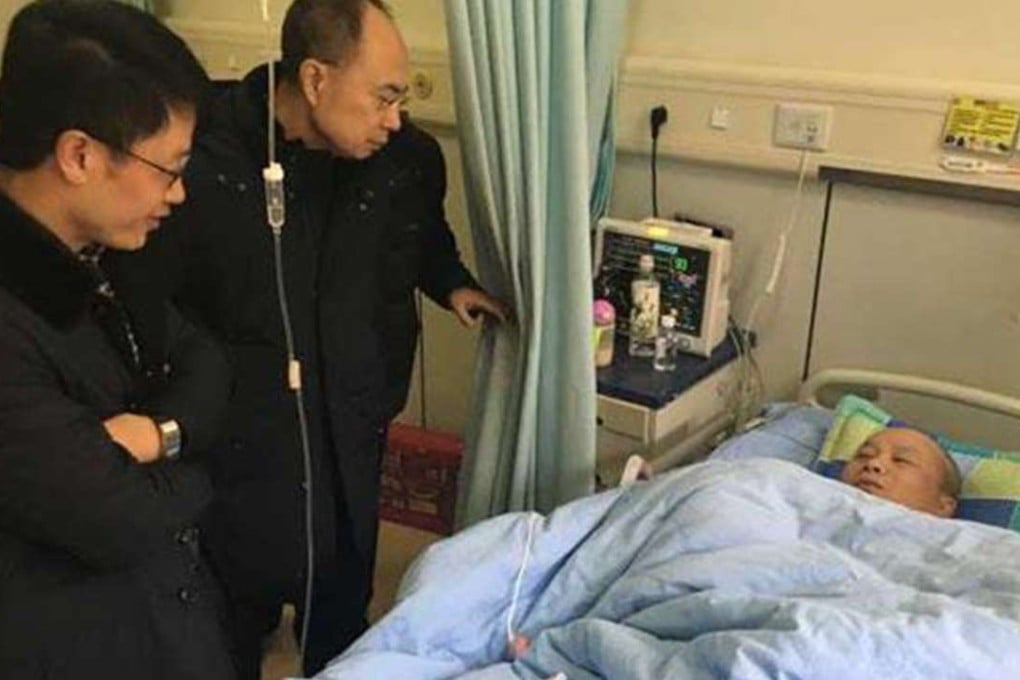 Wei Hua is visited by two colleagues as he recovers in hospital. Photo: CNS