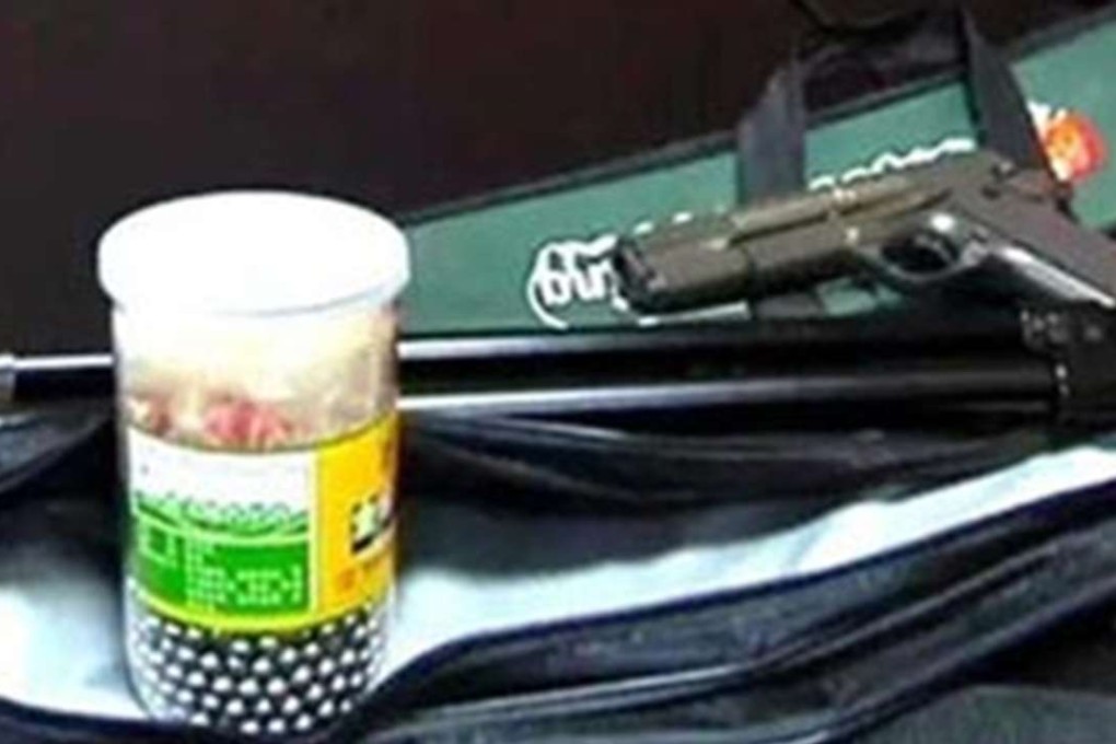 The robber used a fake gun to rob a mahjong parlour. Photo: Thepaper.cn