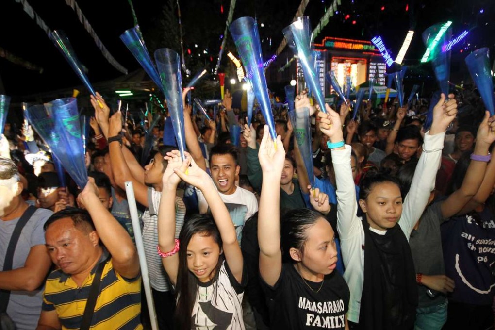 Philippine revellers welcome the new year at the Rizal Park in Davao City. Photo: Reuters