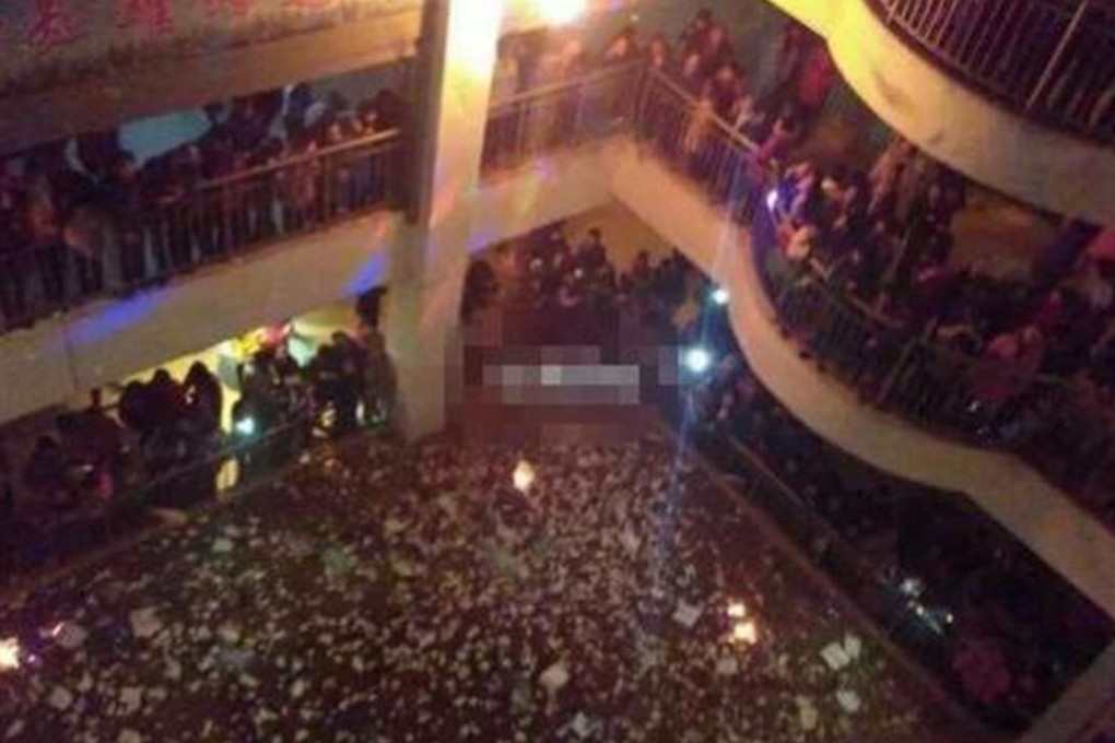 Angry students crowded into a school building to protest the cancellation of individual class new year parties. Photo: Sina.com