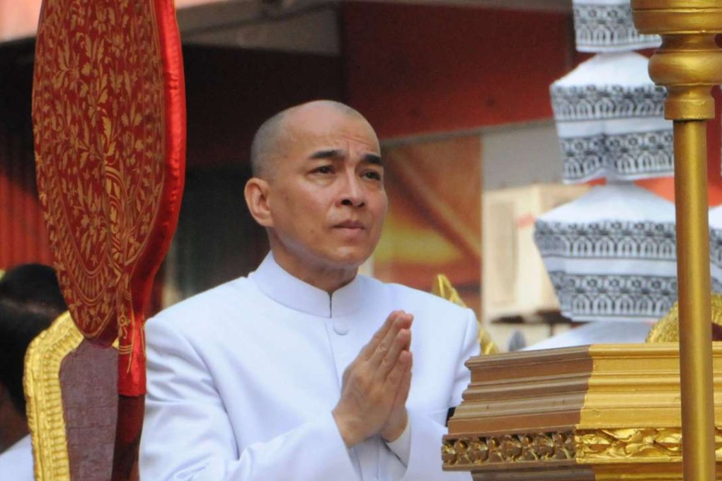 A file photo of Cambodian King Norodom Sihamoni escorting the ashes of his late father, King Norodom Sihanouk in 2013. Photo: Xinhua